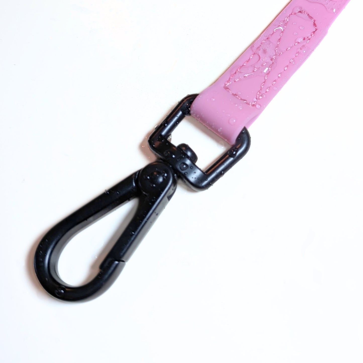 The snap carabiner is engineered to keep sand and grit out, unlike standard bolt carabiners, making it a reliable and lasting choice for any terrain.