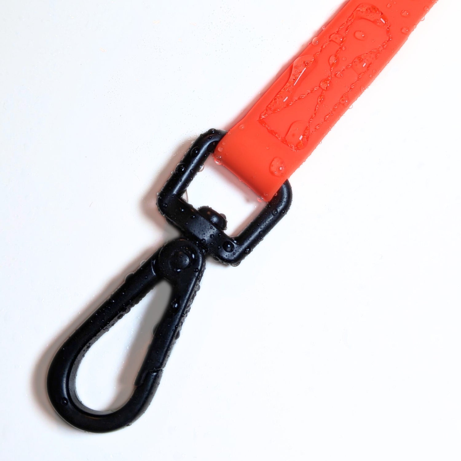 15m Length – Provides freedom for recall training and exploration while keeping your dog safely connected.